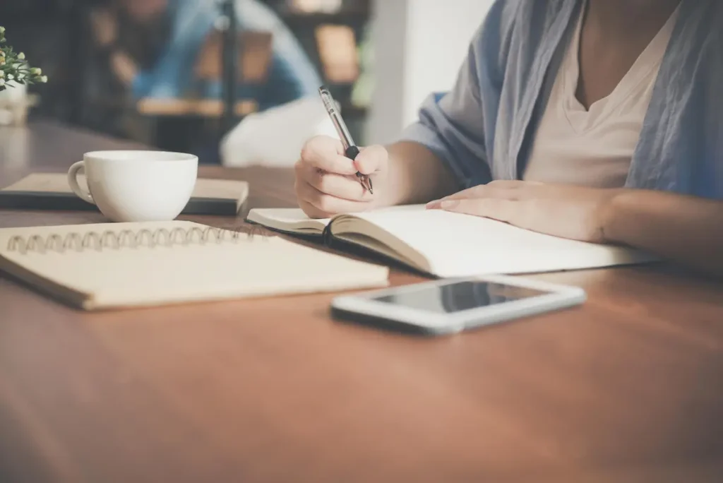 Escribir en un cuaderno creativo en EE. UU.