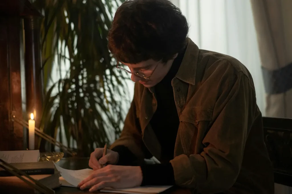 Rutina diaria de escritura en escritorio organizado