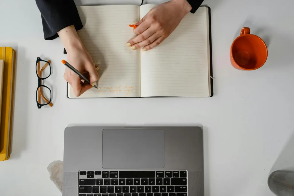 Persona escribiendo todos los días como parte de su rutina de escritura diaria